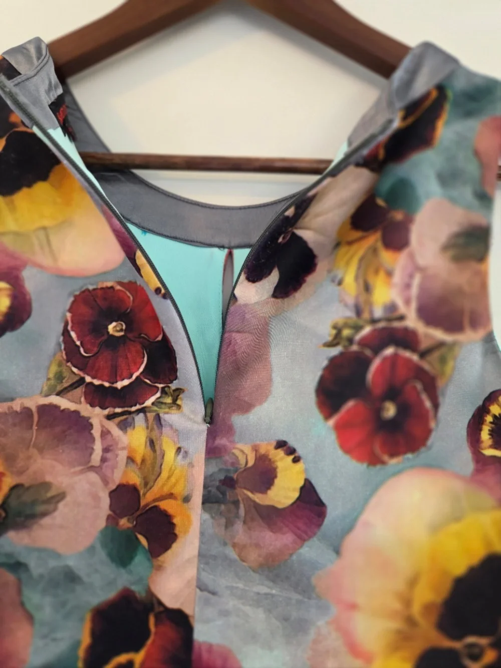 Pansy floral dress 8 sleeveless fit/flare key hole neck satin trim event summer - Picture 11 of 12